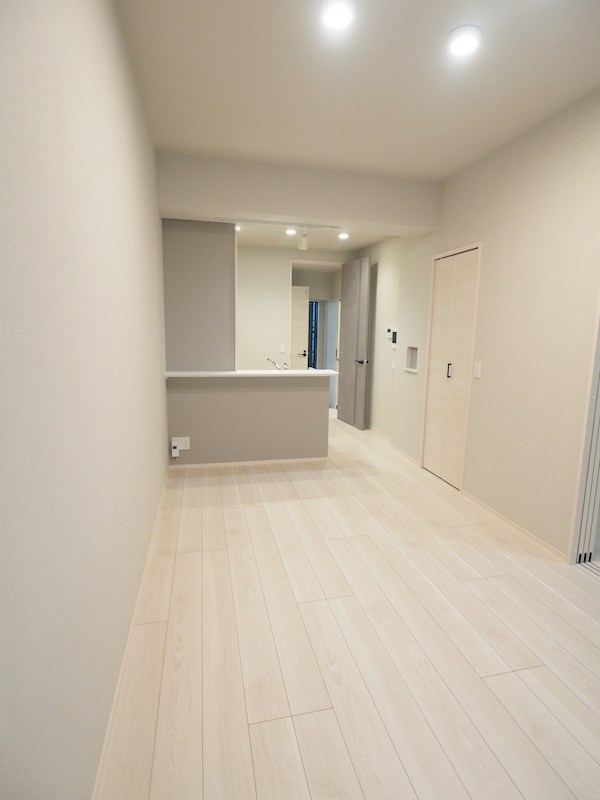居室・リビング　白基調のお洒落なお部屋