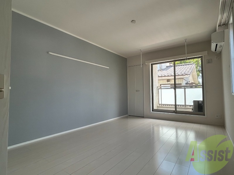 居室・リビング　９帖のお部屋は壁紙が可愛く開放感があります。