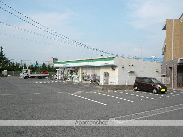 コンビニ　ファミリーマート（コンビニ）まで350m