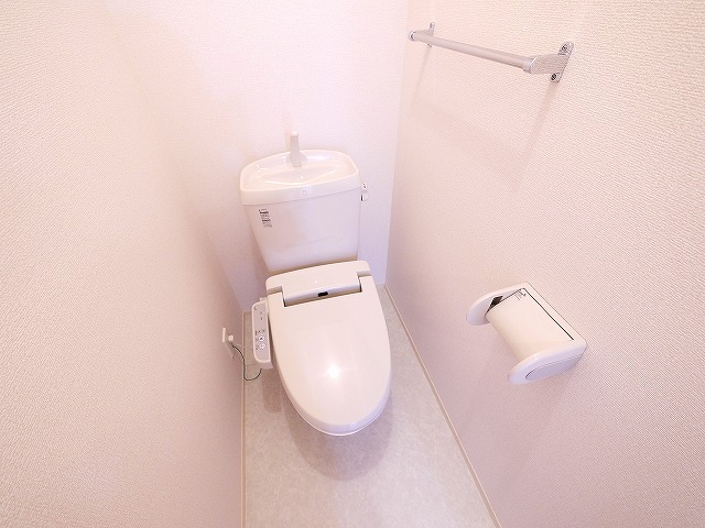 トイレ　落ち着いた色調のトイレです
