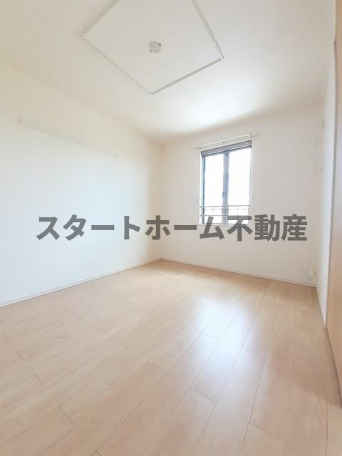 その他部屋・スペース　広くて明るい寝室