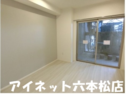 居室・リビング　家具の配置に困らないリビングですね