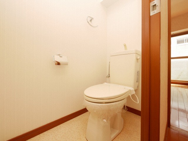 トイレ　落ち着いた色調のトイレです