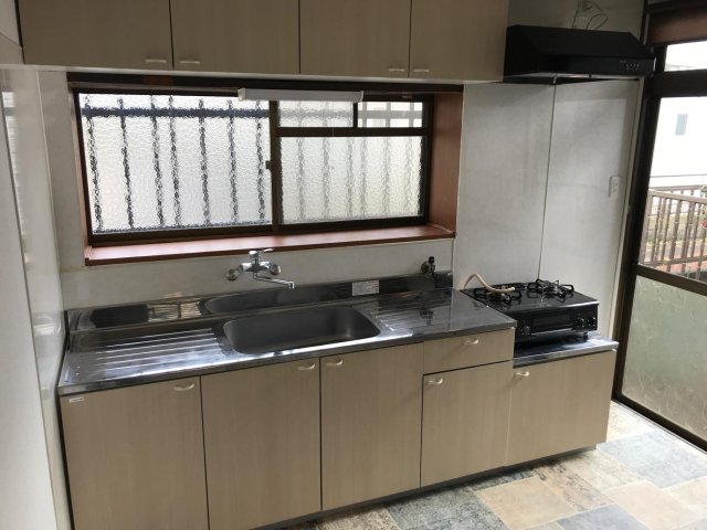 キッチン　キッチン横と前に窓があり優しい光が差し込みます