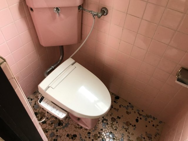 トイレ　トイレは温水便座つき