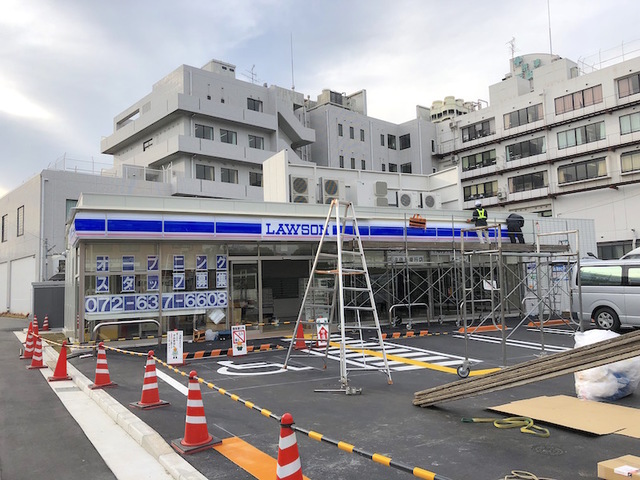 コンビニ　ローソン摂津南千里丘店（コンビニ）まで215m