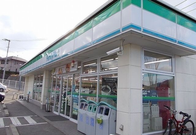 コンビニ　ファミリーマート（コンビニ）まで300m