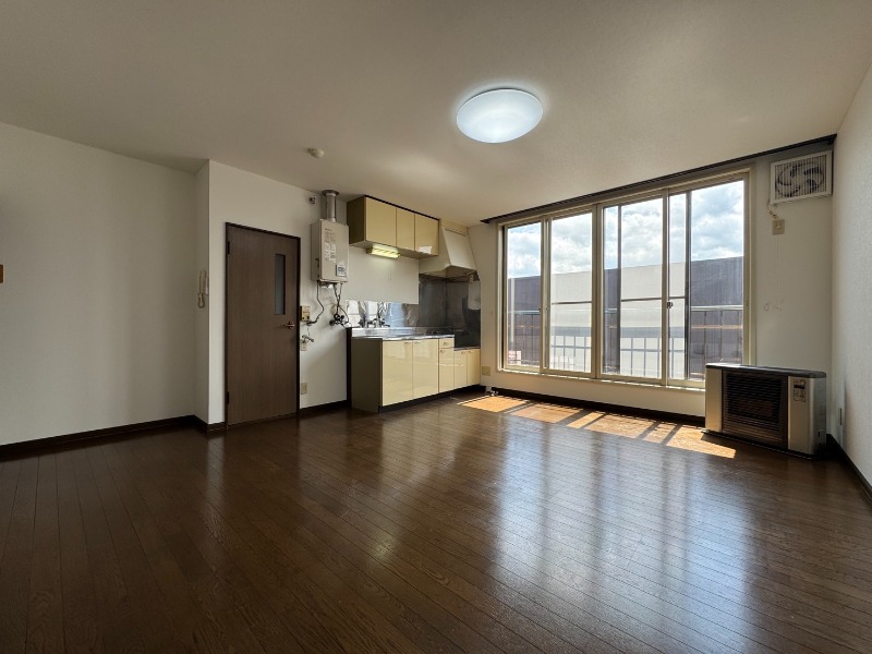 居室・リビング　広くてキレイなお部屋が広がっていて、充実した生活が送れそう。