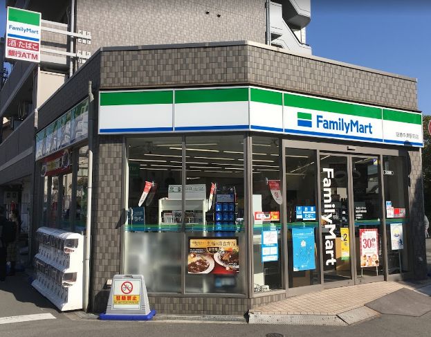 コンビニ　ファミリーマート 阪急中津駅前店（コンビニ）まで89m