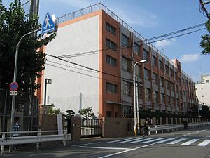 中学校　大阪市立日本橋中学校（中学校）まで647m