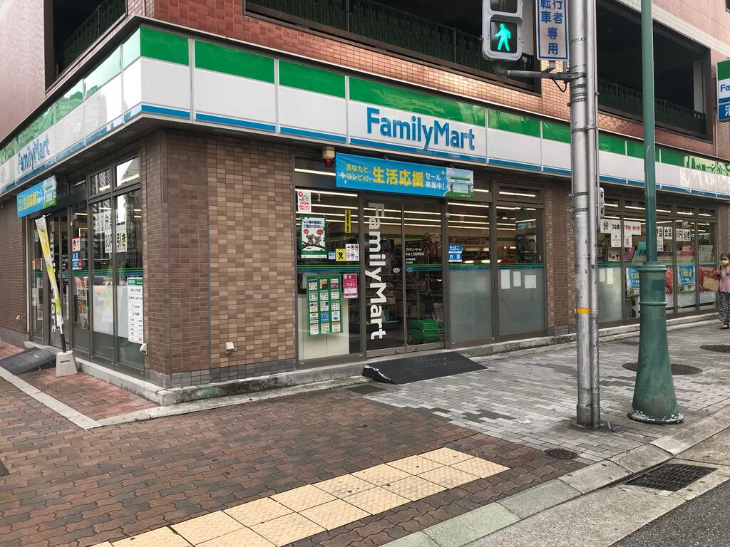 コンビニ　ファミリーマートみなと元町駅前店（コンビニ）まで142m
