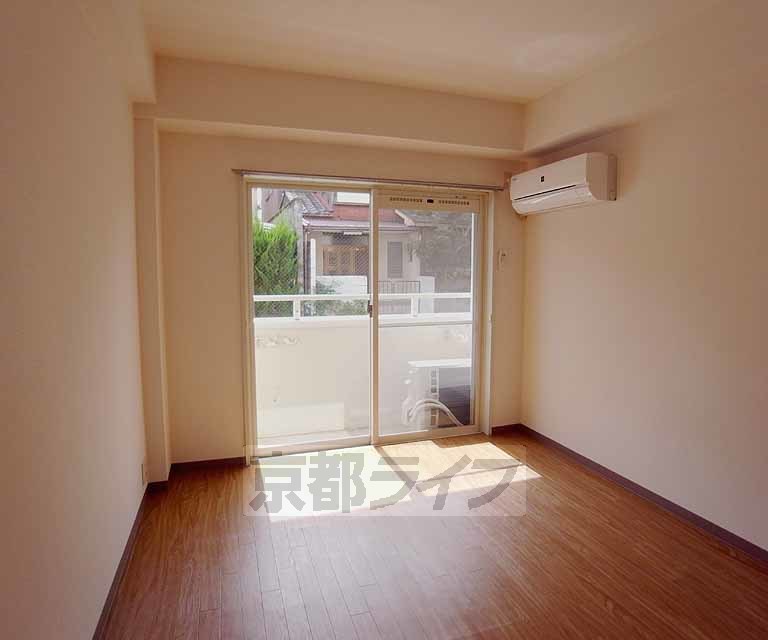 居室・リビング　南向きのお部屋です。