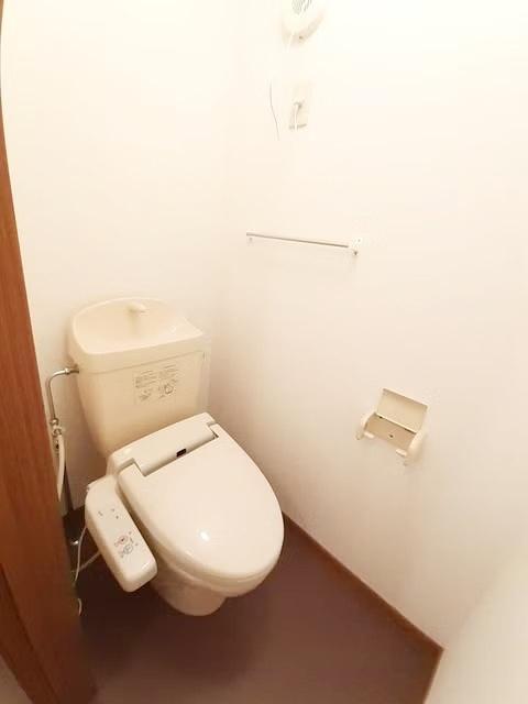 トイレ　温水洗浄便座がついた清潔感のあるトイレです