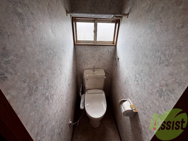 トイレ　こちらはトイレでございます。小窓がついていて明るいですね。