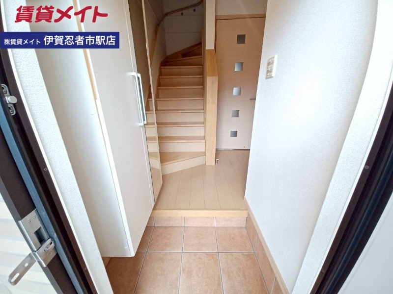 玄関　別部屋反転写真です