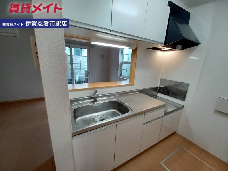 キッチン　別部屋反転写真です