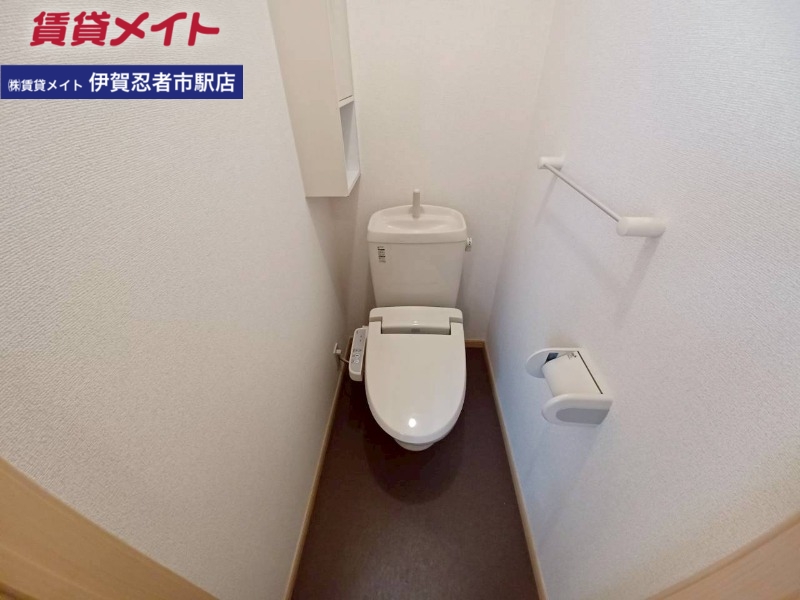 トイレ　別部屋反転写真です