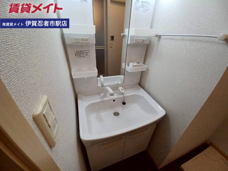 洗面設備　別部屋反転写真です