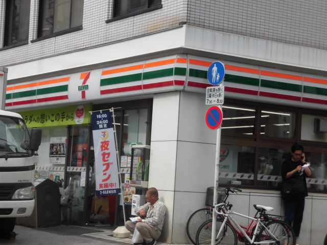 コンビニ　セブン‐イレブン（コンビニ）まで890m