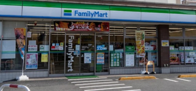 コンビニ　ファミリーマート板橋舟渡三丁目店（コンビニ）まで353m