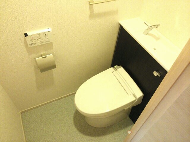 トイレ　落ち着いた色調のトイレです