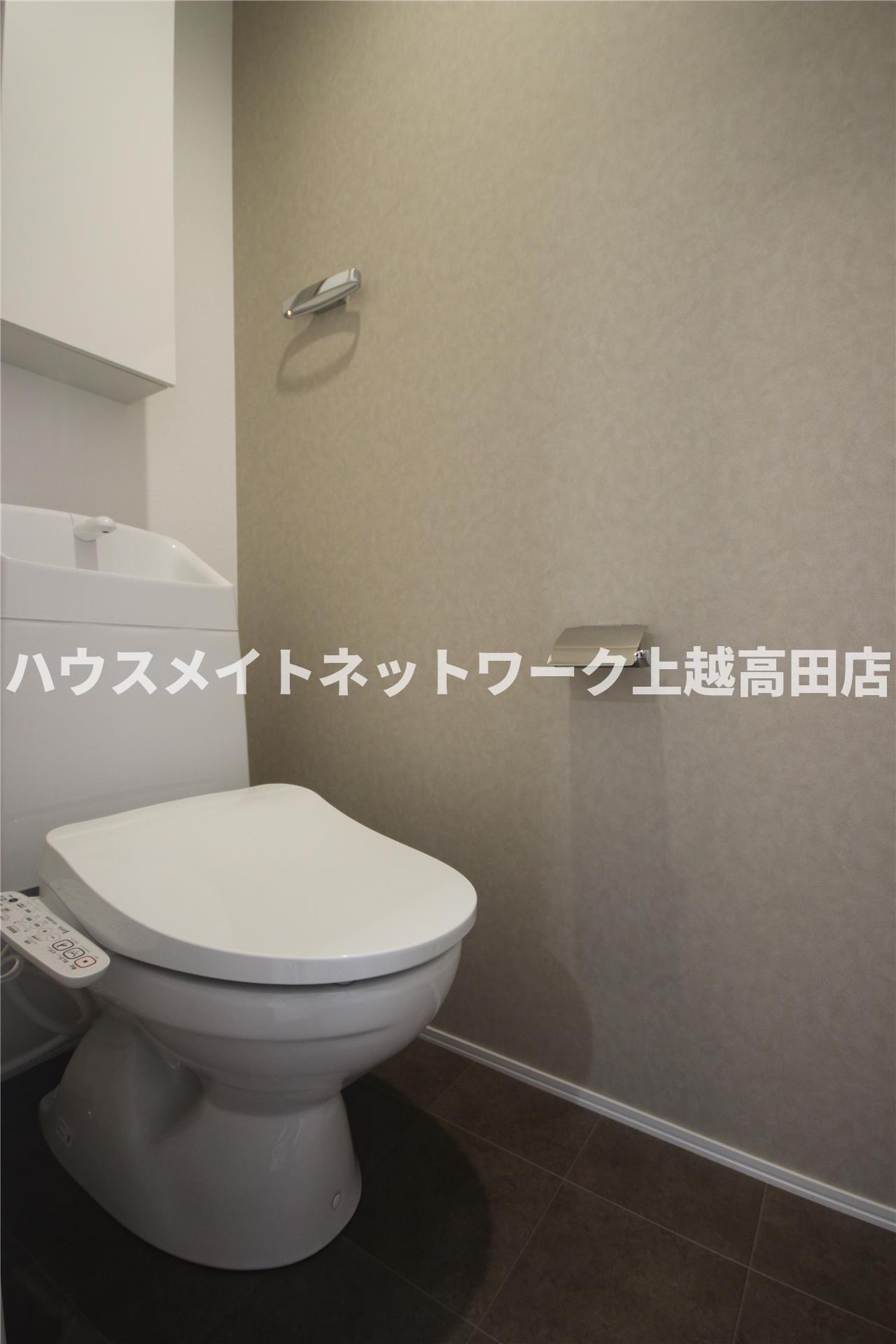 トイレ　温水洗浄暖房便座（参考同型タイプの室内写真）
