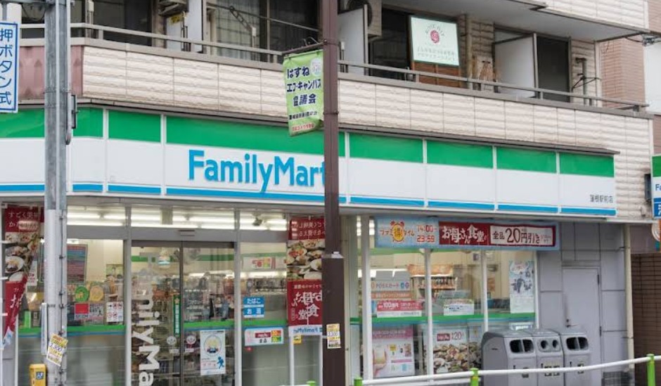 コンビニ　コンビニ（コンビニ）まで147m