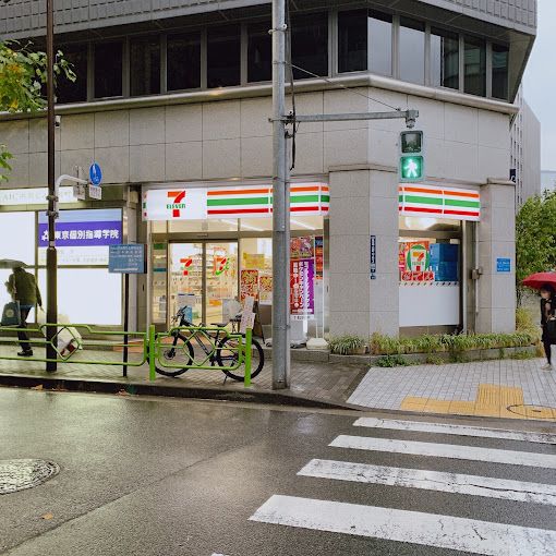 コンビニ　セブンイレブン 人形町駅西店（コンビニ）まで93m