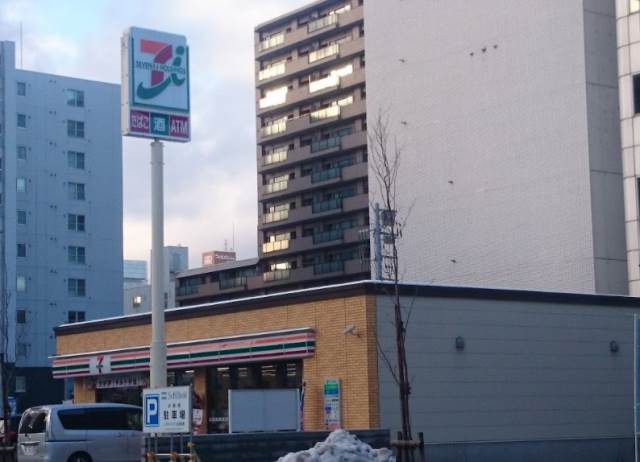 コンビニ　セブンイレブン札幌北5条店（コンビニ）まで165m
