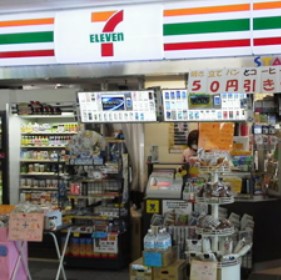 コンビニ　セブンイレブン 京急ST富岡店（コンビニ）まで561m