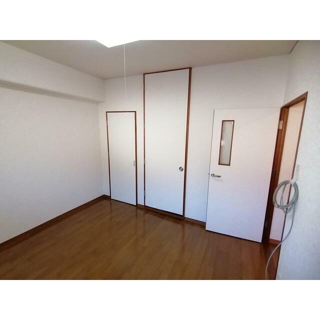 その他部屋・スペース　洋室約６帖（左側）