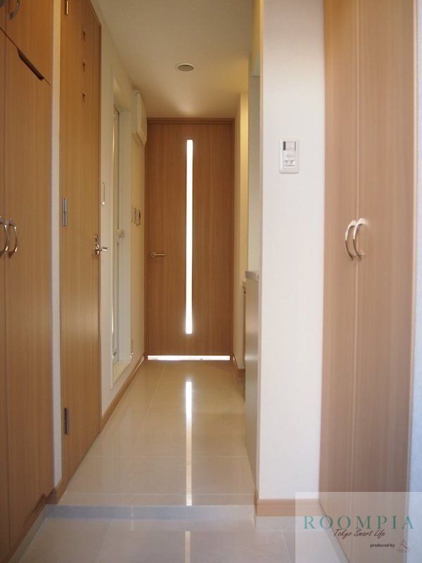 玄関　※同タイプの別のお部屋です。