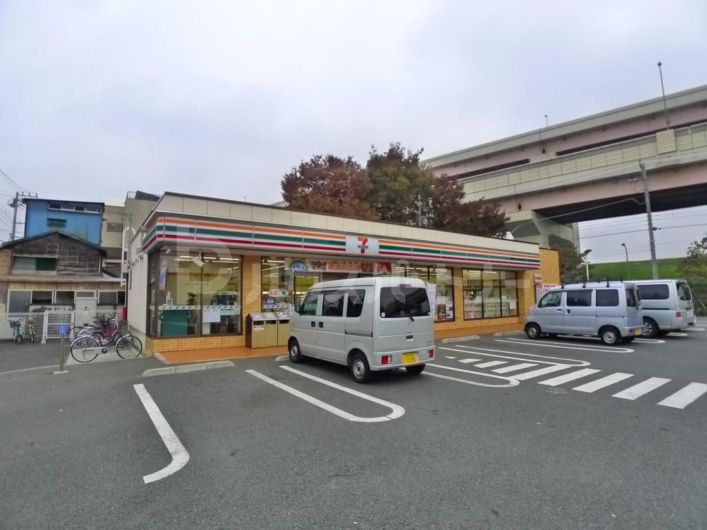コンビニ　セブンイレブン足立本木西町店（コンビニ）まで310m
