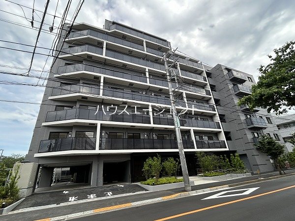 建物外観　2025年4月竣工の築浅物件です。