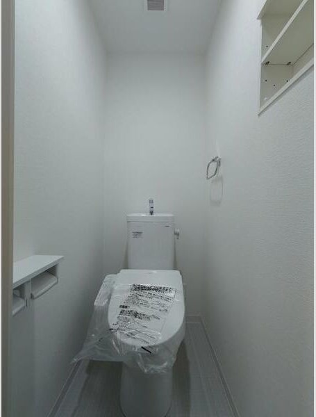 トイレ　※写真は同じマンションの違う部屋のものになります。