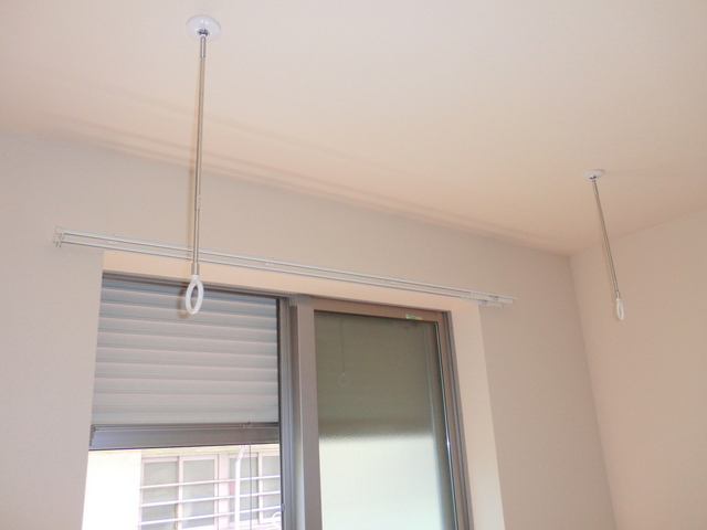 その他設備　雨の日に便利な室内物干しフックと安心の防犯シャッター