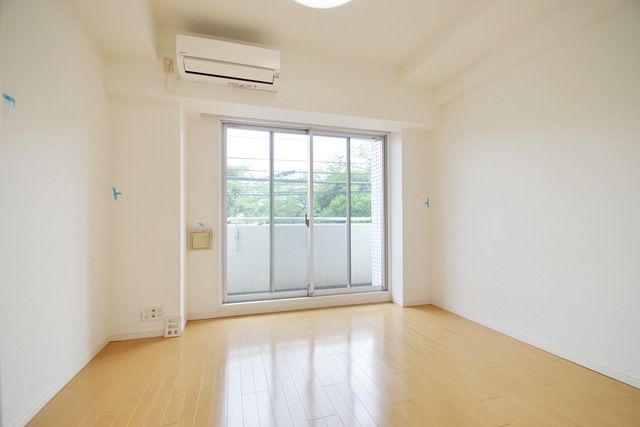 居室・リビング　※別部屋参考写真です