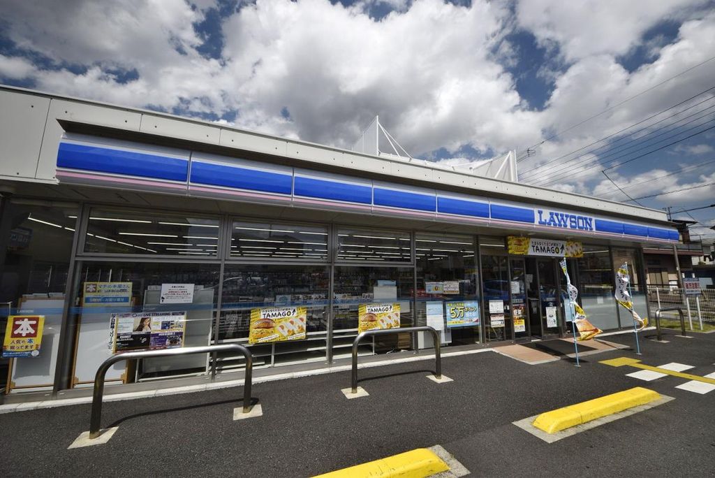 コンビニ　ローソン草加瀬崎四丁目店（コンビニ）まで820m