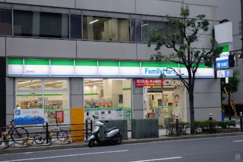 コンビニ　ファミリーマート京町堀店（コンビニ）まで62m