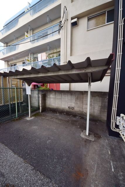 駐車場　屋根付き駐車場