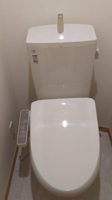 都営大江戸線 落合南長崎駅 徒歩7分 3階建 築9年のトイレ写真
