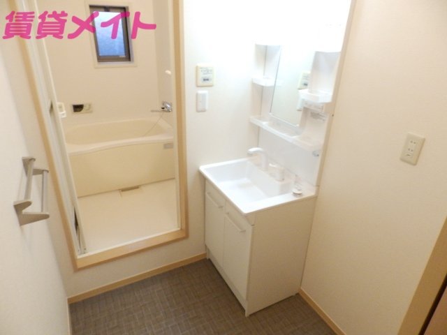 洗面設備　同物件別部屋、左右反転タイプの参考写真です。