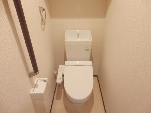 トイレ　温水洗浄便座付きで収納棚もあります。