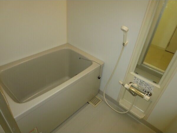 バス・シャワールーム　※写真は同じマンションの違う部屋のものになります。