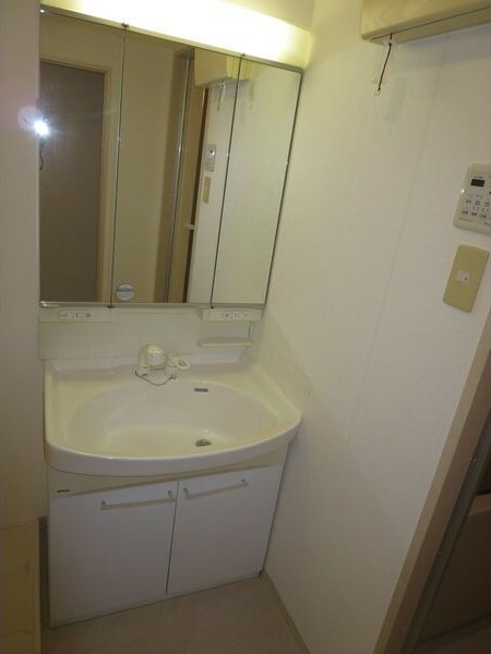 洗面設備　※写真は同じマンションの違う部屋のものになります。