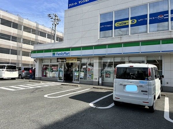 コンビニ　ファミリーマート 豊川諏訪二丁目店（コンビニ）まで491m