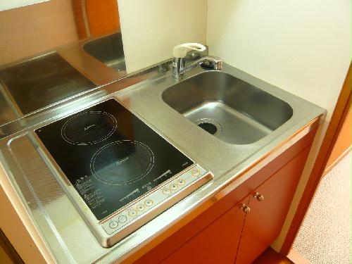 キッチン　安全設計の電磁調理器付きです。