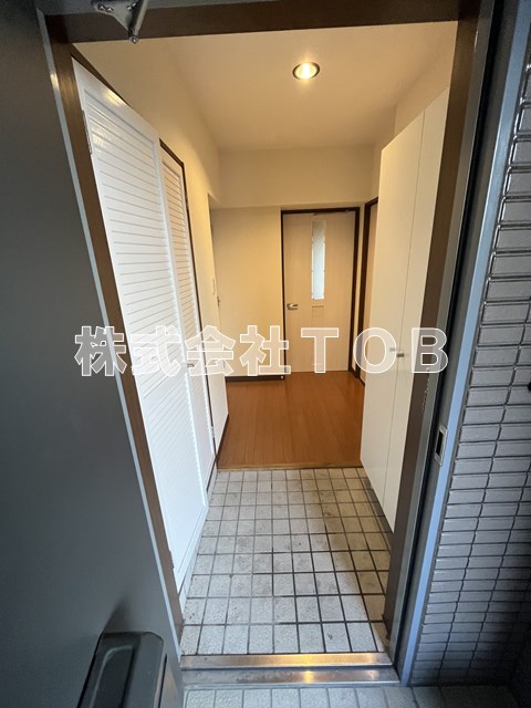 玄関　同間取り反転タイプ写真です