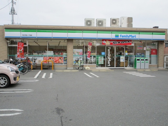 コンビニ　ファミリーマート（コンビニ）まで758m