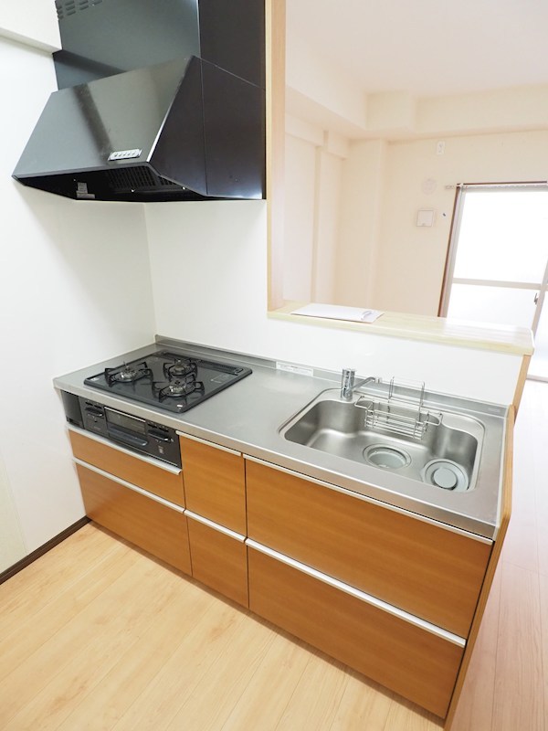 キッチン　3口コンロに広い洗い場、これは便利ですね